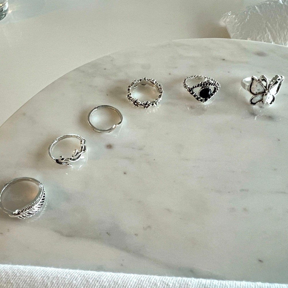 A set of 6 fashion rings for the season
